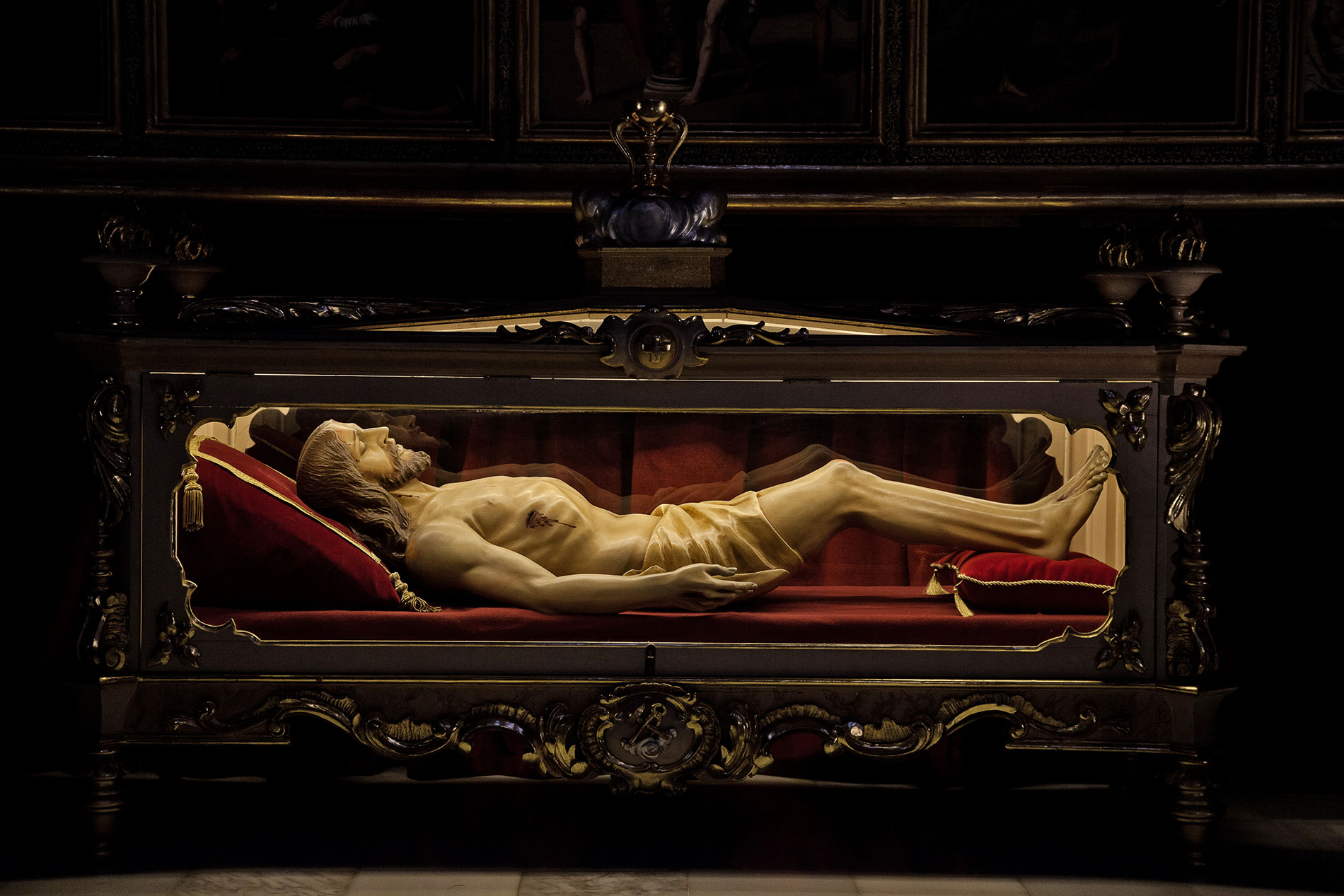 Imagen de la representación de Cristo yaciente, sepultado en una tumba de cristales transparentes.