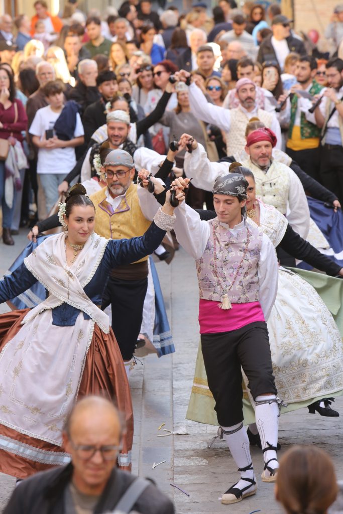 Grupo de danzas en la plaza de San Nicolás